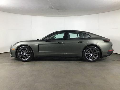 Aventurine Green Metallic 2026 Porsche Panamera 4