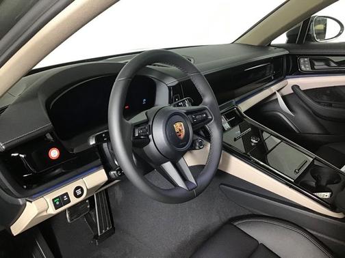 Aventurine Green Metallic 2026 Porsche Panamera 4