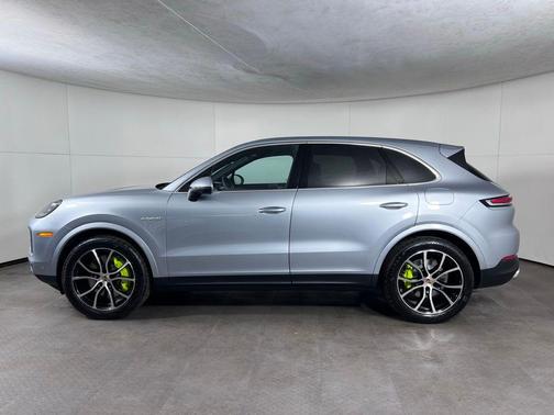 Dolomite Silver Metallic 2026 Porsche Cayenne AWD