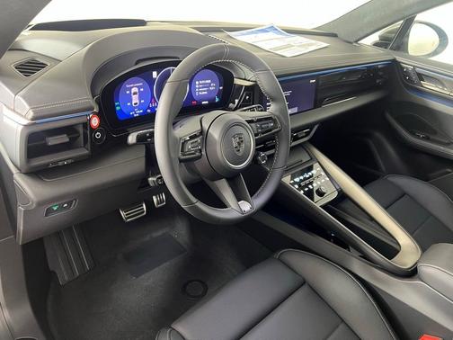 2025 Porsche Macan Turbo