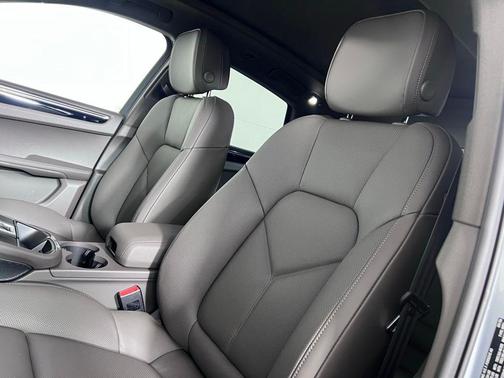 Dolomite Silver Metallic 2026 Porsche Macan Base