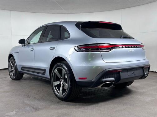 Dolomite Silver Metallic 2026 Porsche Macan Base