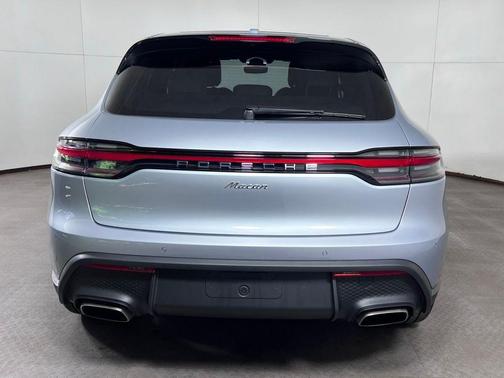 Dolomite Silver Metallic 2026 Porsche Macan Base