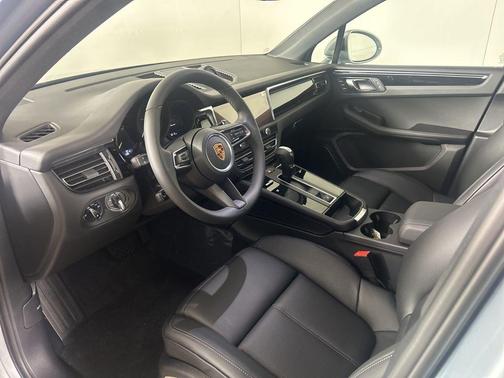 Dolomite Silver Metallic 2026 Porsche Macan Base