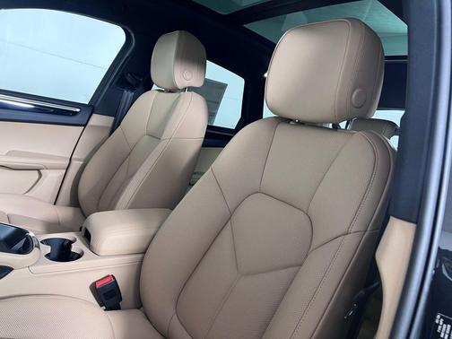 Volcano Grey Metallic 2026 Porsche Macan Base