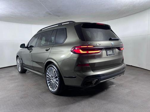 Manhattan Green Metallic 2024 BMW X7 xDrive40i
