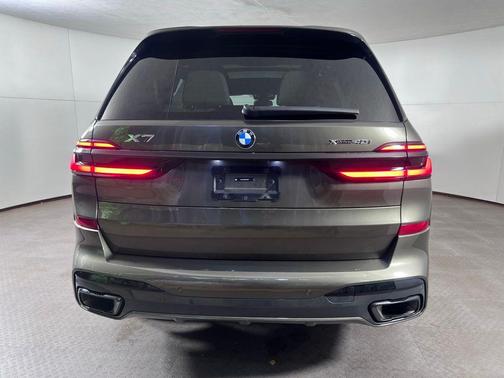 Manhattan Green Metallic 2024 BMW X7 xDrive40i