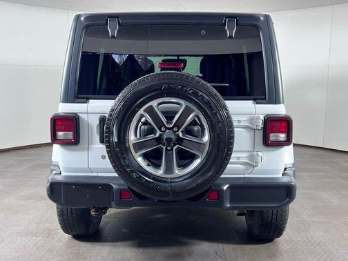 Bright White Clearcoat 2018 Jeep Wrangler Unlimited Sahara