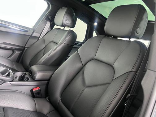 Dolomite Silver Metallic 2026 Porsche Macan