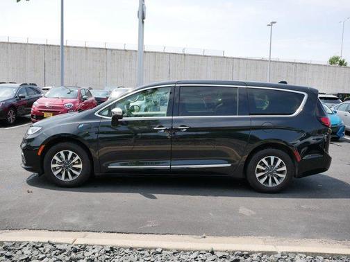 2023 Chrysler Pacifica Hybrid Limited