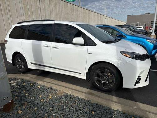 2020 Toyota Sienna SE