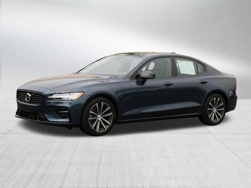 2022 Volvo S60 B5 Momentum