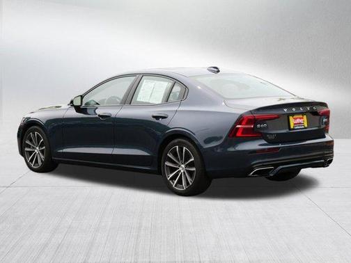 2022 Volvo S60 B5 Momentum