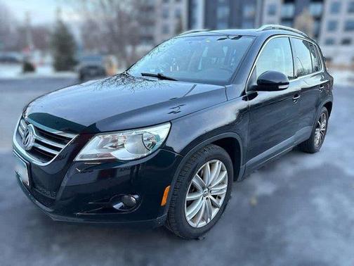 2011 Volkswagen Tiguan SE 4Motion wSunroof & Navi
