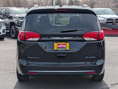 Brilliant Black Crystal Pearlcoat 2019 Chrysler Pacifica Hybrid Touring Plus