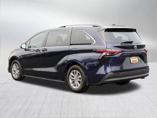 2022 Toyota Sienna LE