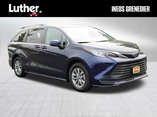 2022 Toyota Sienna LE