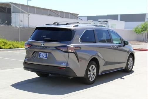 2024 Toyota Sienna LE
