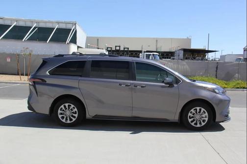 2024 Toyota Sienna LE