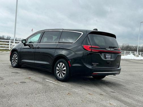 2024 Chrysler Pacifica Hybrid Select