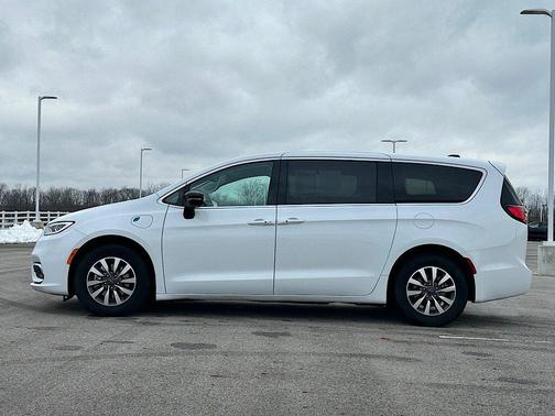2024 Chrysler Pacifica Hybrid Select