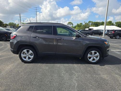 Granite Crystal Metallic Clearcoat 2018 Jeep Compass Latitude