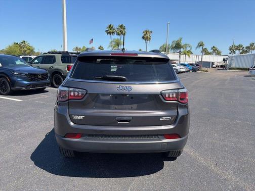 Granite Crystal Metallic Clearcoat 2018 Jeep Compass Latitude