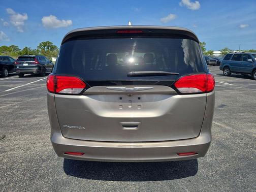 Molten Silver 2017 Chrysler Pacifica Touring