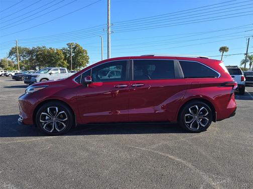 2025 Toyota Sienna Platinum