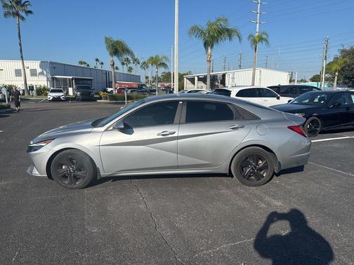 2022 Hyundai ELANTRA SEL