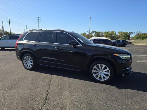 2016 Volvo XC90 T6 Momentum