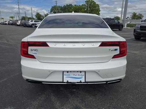 Crystal White Pearl 2017 Volvo S90 T6 Inscription