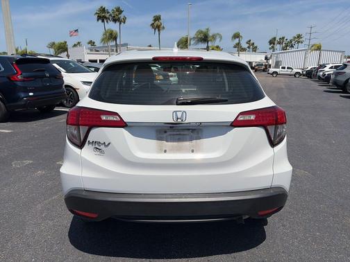 Platinum White Pearl 2022 Honda HR-V LX