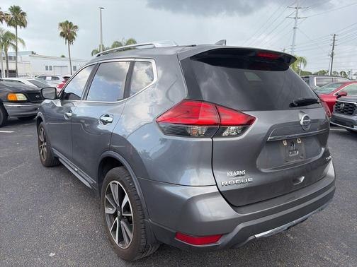 Gun Metallic 2017 Nissan Rogue SL