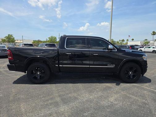 Diamond Black Crystal Pearlcoat 2020 RAM 1500 Limited