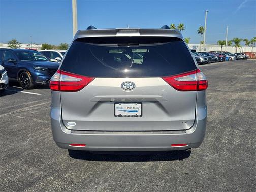 2019 Toyota Sienna LE