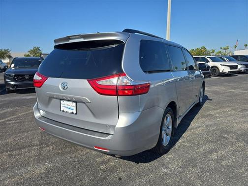 2019 Toyota Sienna LE