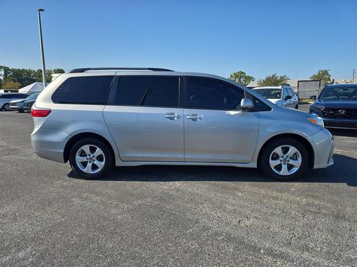 2019 Toyota Sienna LE