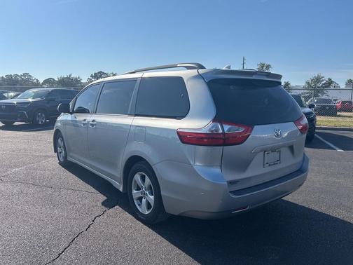 2019 Toyota Sienna LE
