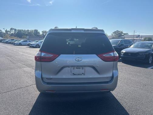 2019 Toyota Sienna LE