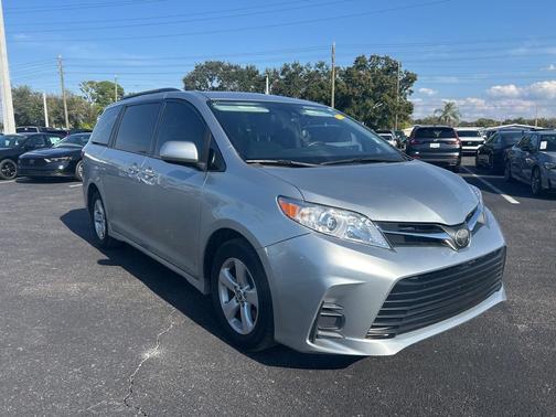 2019 Toyota Sienna LE