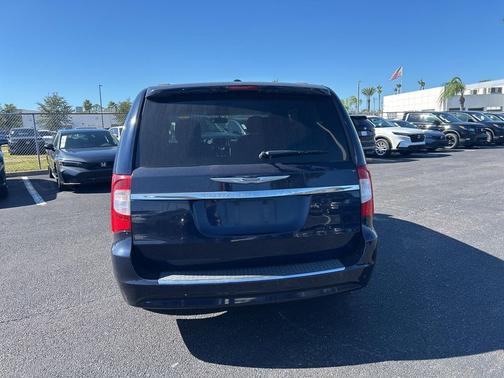 2015 Chrysler Town & Country LX
