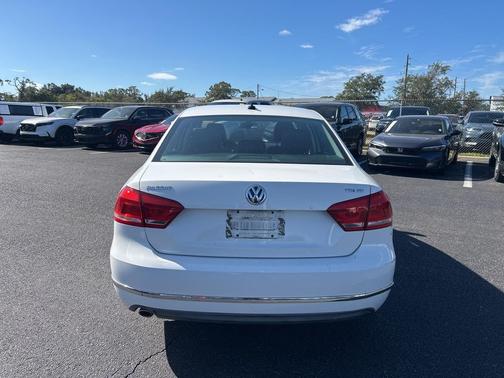 2013 Volkswagen Passat 2.0 TDI SE w/ Sunroof