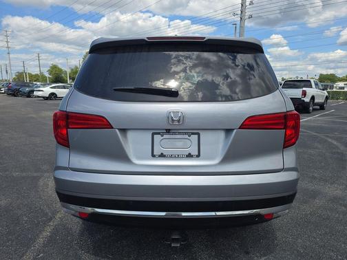 Lunar Silver Metallic 2018 Honda Pilot Touring