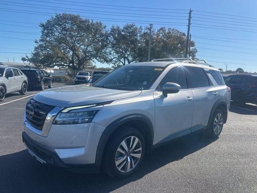 2022 Nissan Pathfinder SL 2WD