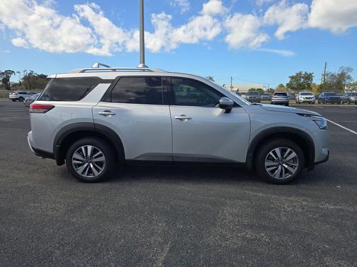 2022 Nissan Pathfinder SL 2WD