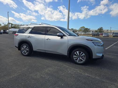 2022 Nissan Pathfinder SL 2WD