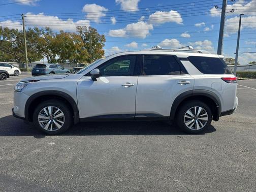 2022 Nissan Pathfinder SL 2WD