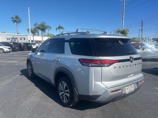 2022 Nissan Pathfinder SL 2WD