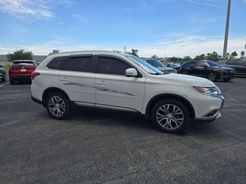 Diamond White Pearl 2018 Mitsubishi Outlander SEL S-AWC